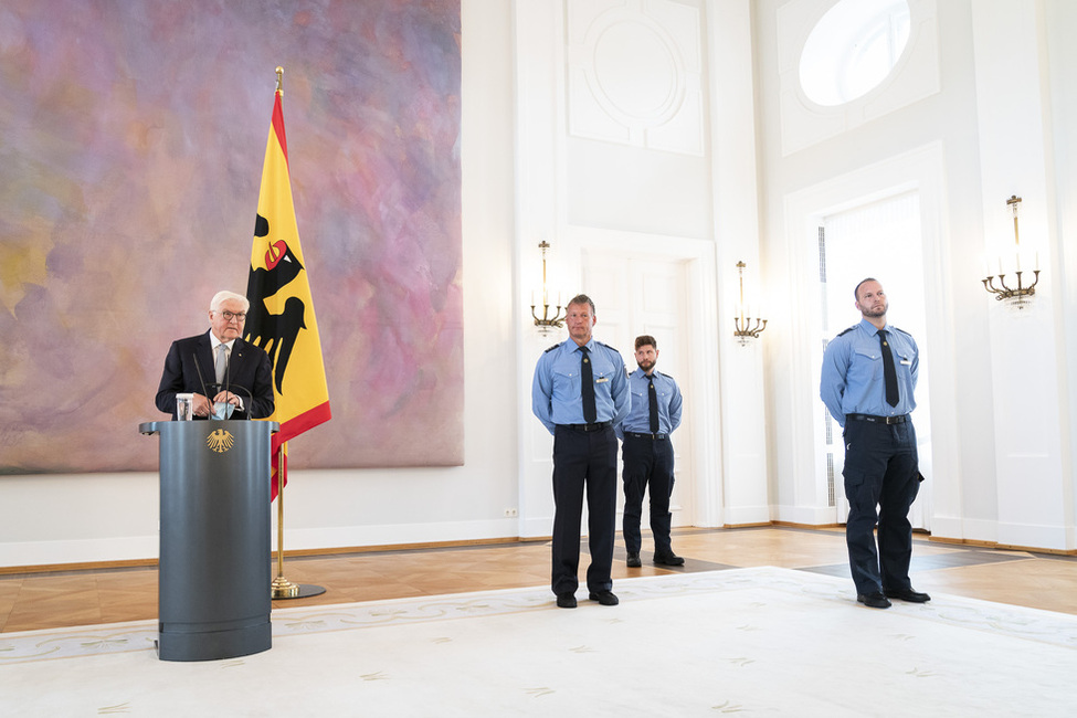 Bundespräsident Frank-Walter Steinmeier gibt ein Statement im Anschluss an sein Gespräch mit Polizistinnen und Polizisten, die bei den Demonstrationen am 29. August in Berlin im Einsatz waren