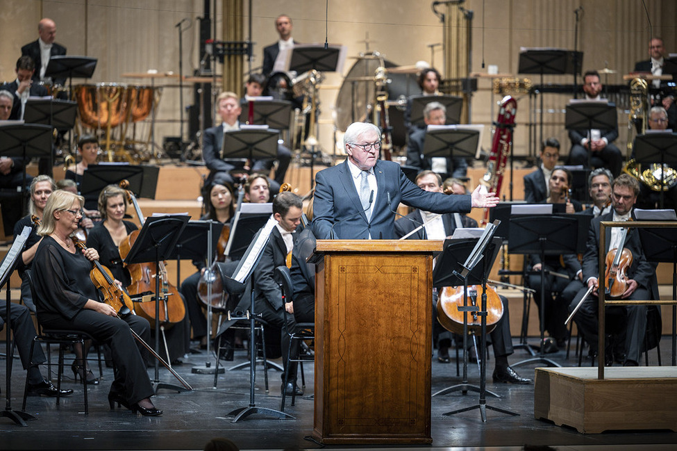 Bundespräsident Frank-Walter Steinmeier hält eine Ansprache beim Konzert zum 450. Gründungsjubiläum der Staatskapelle Berlin in der Staatsoper Unter den Linden