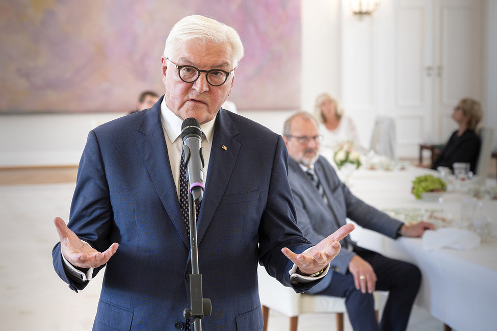 Bundespräsident Frank-Walter Steinmeier bei einer Begegnung mit Journalisten nach seiner Kaffeetafel zum Thema 'Beschränkungen in der Corona-Krise: notwendig oder unangemessen?' im Großen Saal von Schloss Bellevue 