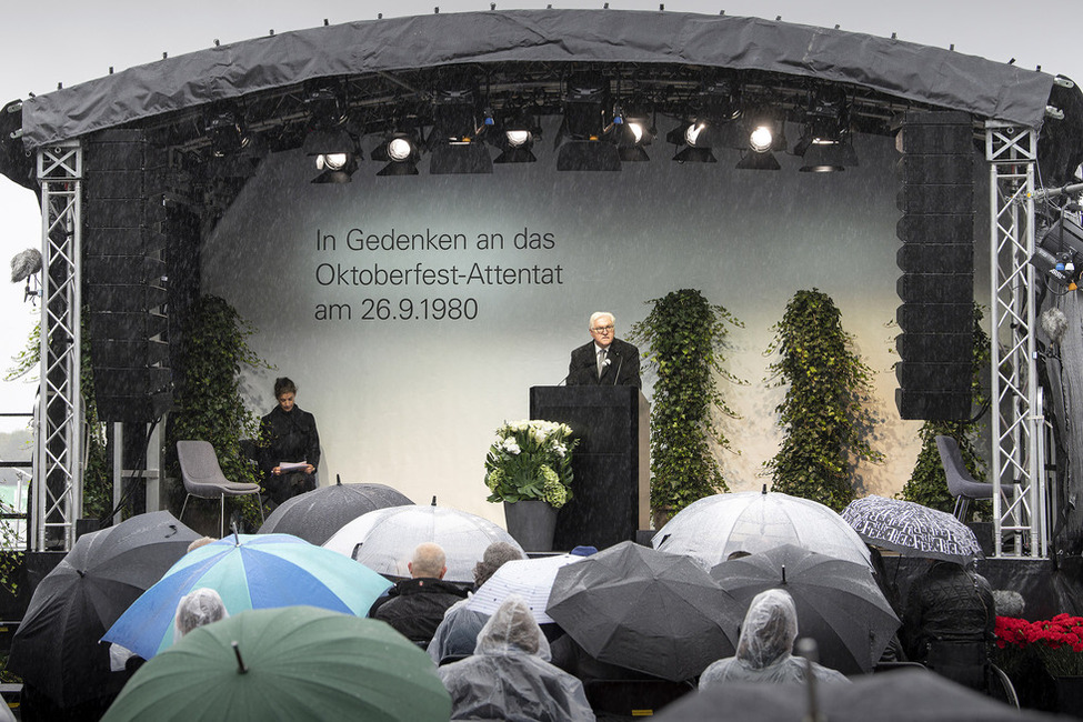 Bundespräsident Frank-Walter Steinmeier hält eine Rede bei der Gedenkfeier zum 40. Jahrestag des Oktoberfestattentats beim Denkmal für die Opfer des Anschlags am Haupteingang der Theresienwiese in München