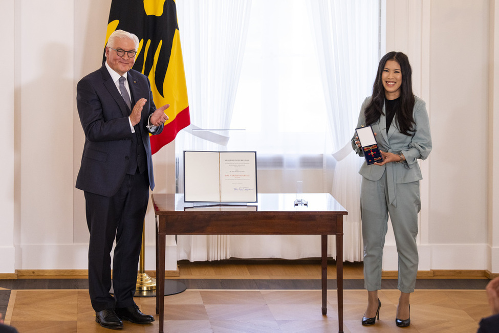 Bundespräsident Frank-Walter Steinmeier zeichnet Mai Thi Nguyen-Kim mit dem Verdienstkreuz am Bande bei der Ordensverleihung zum Tag der Deutschen Einheit unter dem Motto 'Vereint und füreinander da' im Großen Saal von Schloss Bellevue aus 