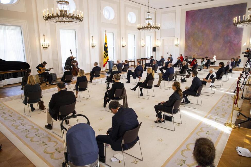 Bundespräsident Frank-Walter Steinmeier und Elke Büdenbender beim musikalischen Auftakt von 'The 10String Orchestra' zur Ordensverleihung zum Tag der Deutschen Einheit unter dem Motto 'Vereint und füreinander da' im Schloss Bellevue 