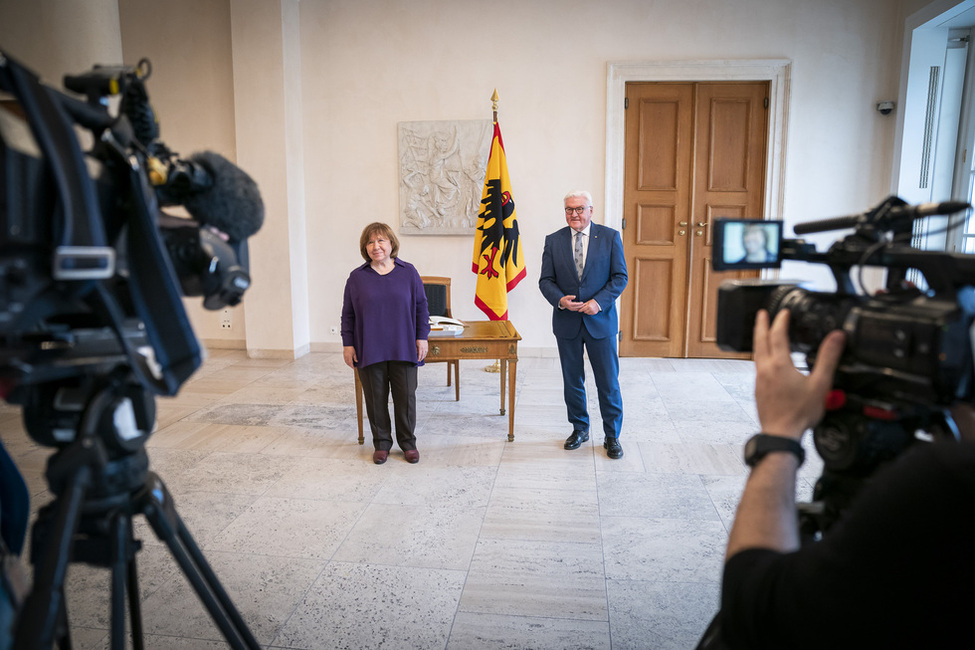 Bundespräsident Frank-Walter Steinmeier begrüßt die Schriftstellerin Swetlana Alexijewitsch in der Eingangshalle von Schloss Bellevue 