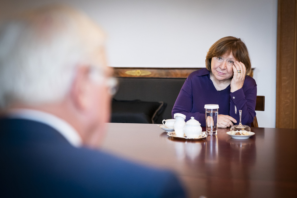 Bundespräsident Frank-Walter Steinmeier im Gespräch mit der Schriftstellerin Swetlana Alexijewitsch im Gartensalon von Schloss Bellevue 