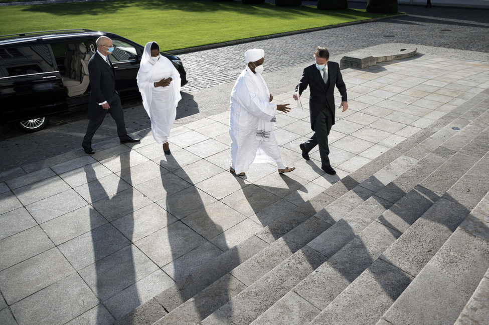 Begrüßung von Abdelmoniem Osman Mohd. Ahmed Elbeiti aus der Repblik Sudan am Schlossportall von Schloss Bellevue anlässlich der Akkreditierung von Botschafterinnen und Botschaftern 