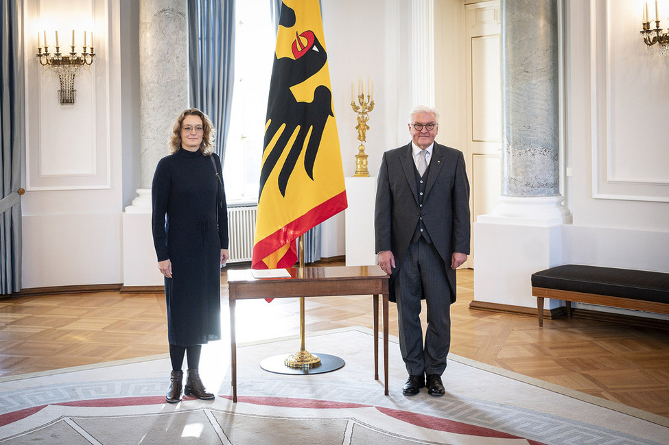 Bundespräsident Frank-Walter Steinmeier beim Empfang des Beglaubigungsschreibens von Susanne Christina Hyldelund aus dem Königreich Dänemark im Langhanssaal von Schloss Bellevue anlässlich der Akkreditierung von Botschafterinnen und Botschaftern