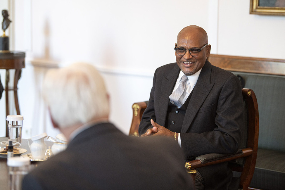 Bundespräsident Frank-Walter Steinmeier beim Austausch mit Emanuel Henrique Semedo Duarte aus der Republik Cabo Verde im Salon Luise von Schloss Bellevue anlässlich der Akkreditierung von Botschafterinnen und Botschaftern