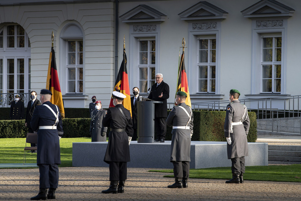 Bundespräsident Frank-Walter Steinmeier hält eine Rede anlässlich des Feierlichen Gelöbnis zum 65. Gründungstag der Bundeswehr im Schlosspark von Schloss Bellevue 