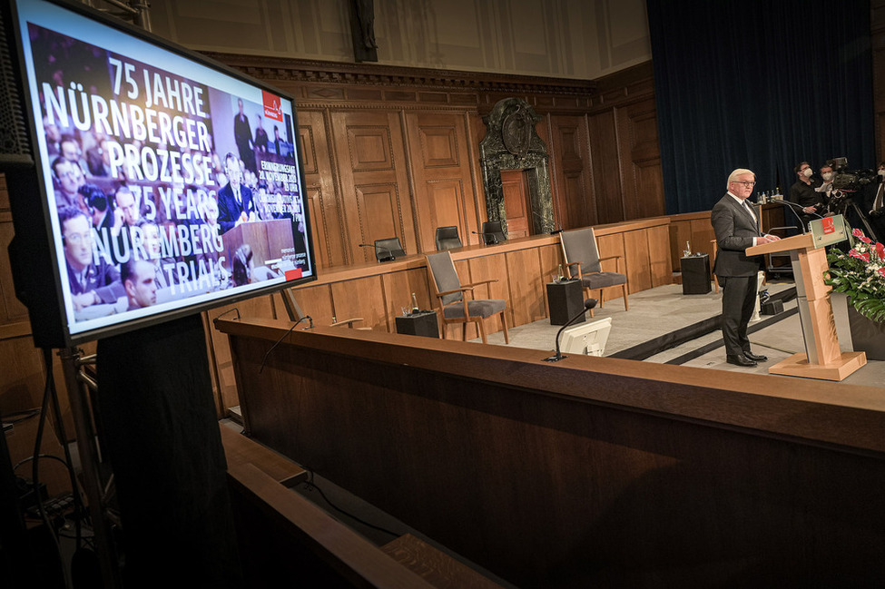 Bundespräsident Frank-Walter Steinmeier hält beim Festakt zum 75. Jahrestag des Beginns der Nürnberger Prozesse eine Rede im historischen Saal 600 des Justizpalastes in Nürnberg.