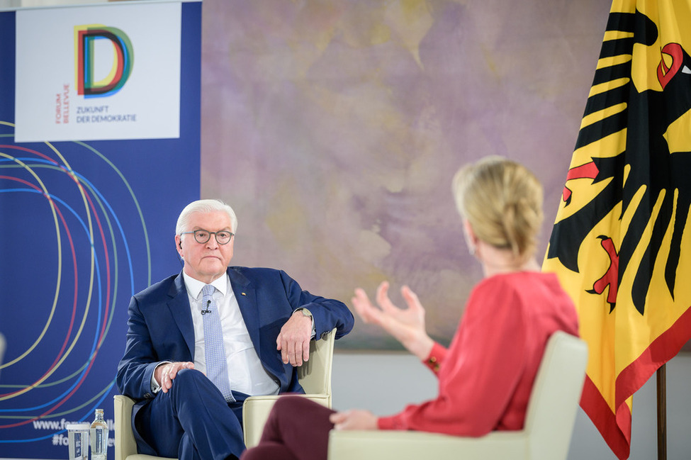 Bundespräsident Frank-Walter Steinmeier beim Austausch mit Gast Maja Göpel beim 10. Forum Bellevue zur Zukunft der Demokratie im Großen Saal von Schloss Bellevue