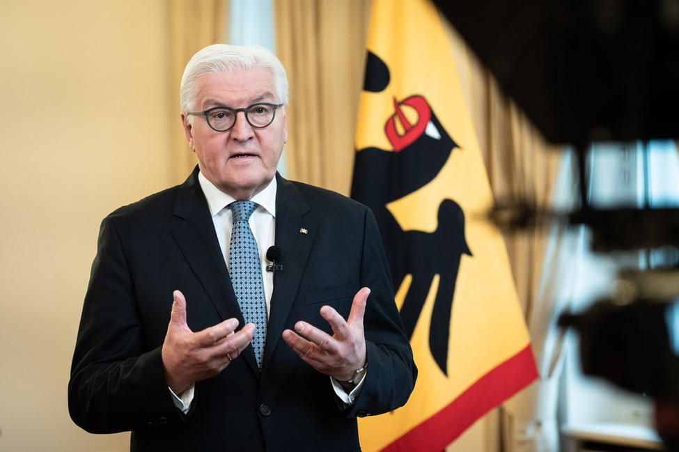 Bundespräsident Frank-Walter Steinmeier bei der Aufzeichnung einer Videoansprache zur Preisverleihung des Schulwettbewerbs zur Entwicklungspolitik (© Sandra Steins) Bundespräsident Frank-Walter Steinmeier bei der Aufzeichnung einer Videoansprache zur Preisverleihung des Schulwettbewerbs zur Entwicklungspolitik