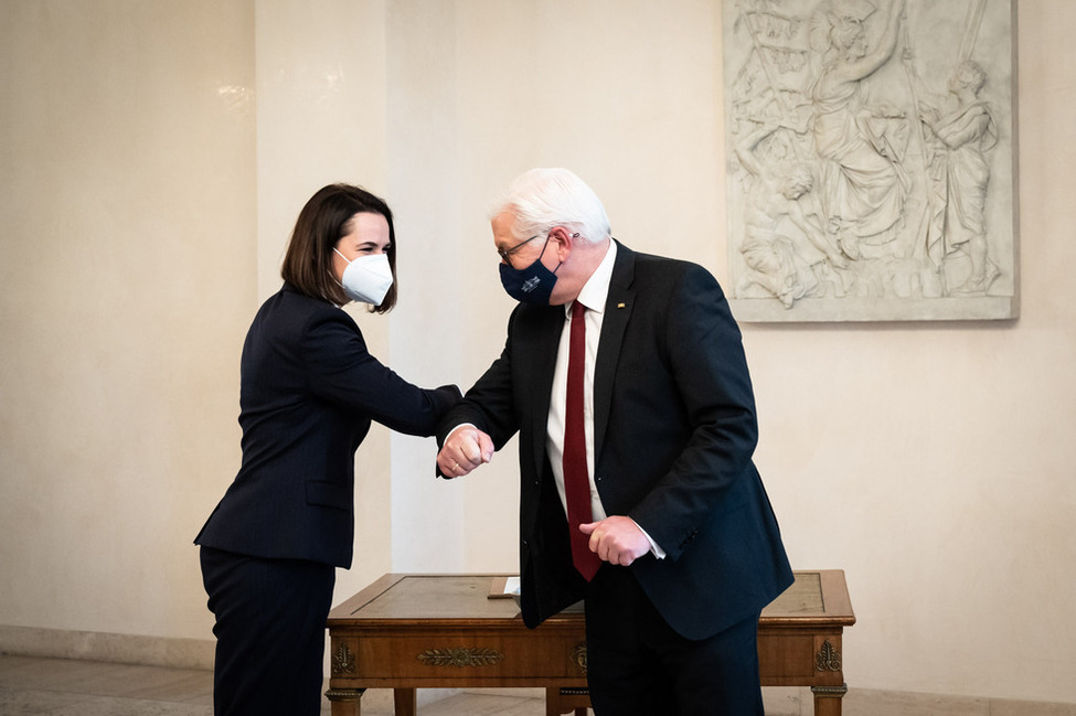 Bundespräsident Frank-Walter Steinmeier begrüßt die belarusische Oppositionspolitikerin Swetlana Tichanowskaja in der Eingangshalle von Schloss Bellevue 