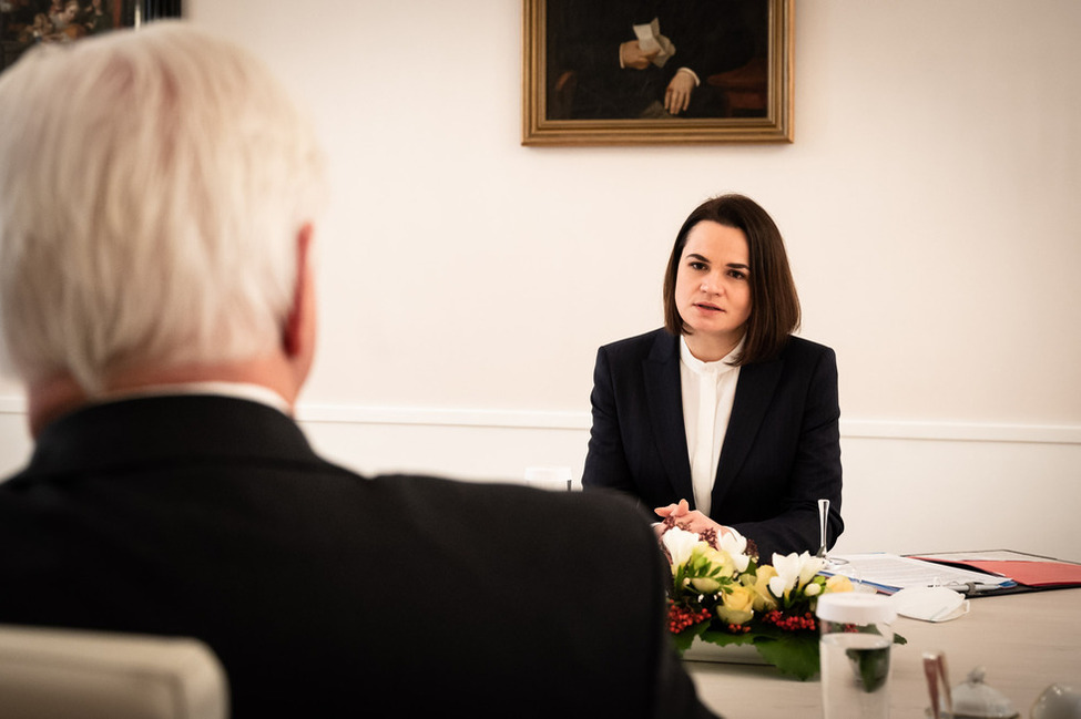 Bundespräsident Frank-Walter Steinmeier im Gespräch mit der belarusischen Oppositionspolitikerin Swetlana Tichanowskaja im Robert-Blum-Saal von Schloss Bellevue 