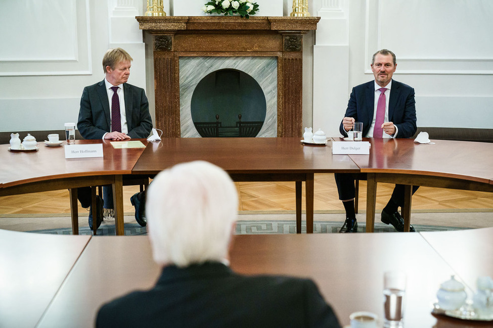 Bundespräsident Frank-Walter Steinmeier im Gespräch mit dem DGB-Vorsitzenden Reiner Hoffman und BDA-Präsident Rainer Dulger vor einem gemeinsamen Appell zur stärkeren Nutzung des Homeoffice in Zeiten der Corona-Pandemie.