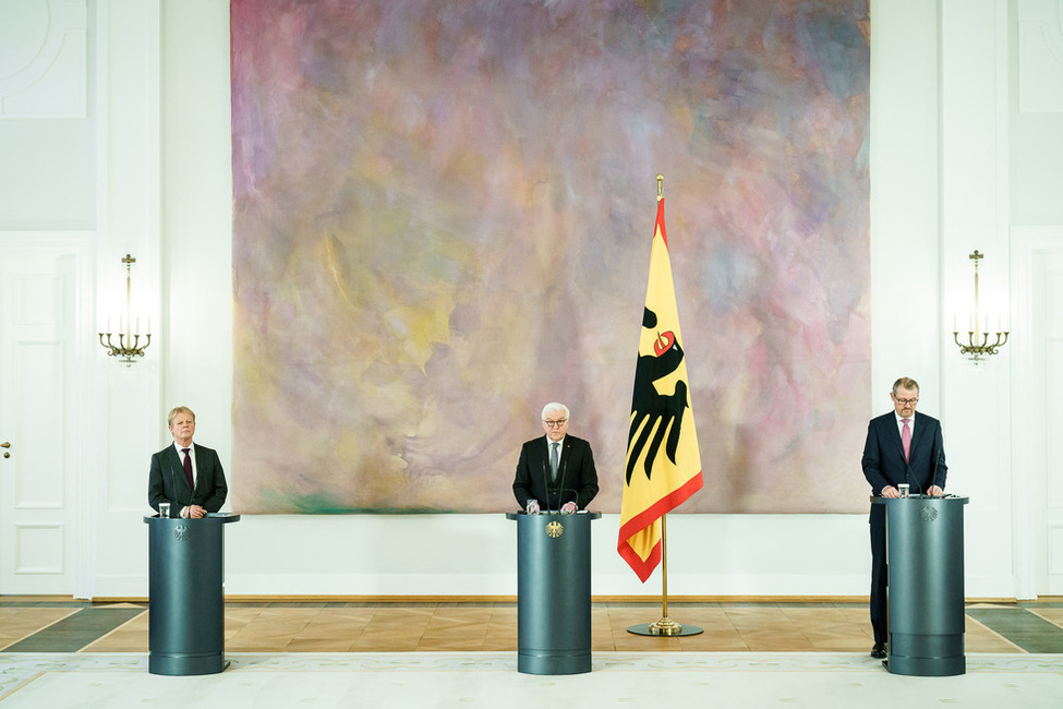 Bundespräsident Frank-Walter Steinmeier bei der Vorstellung eines gemeinsamen Appells zur stärkeren Nutzung des Homeoffice in Zeiten der Corona-Pandemie mit dem DGB-Vorsitzenden Reiner Hoffman und dem BDA-Präsidenten Rainer Dulger in Schloss Bellevue