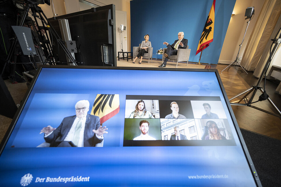 Bundespräsident Frank-Walter Steinmeier und Elke Büdenbender im Gespräch per Videoschalte mit Studierenden zu ihrer Situation in der Corona-Pandemie.