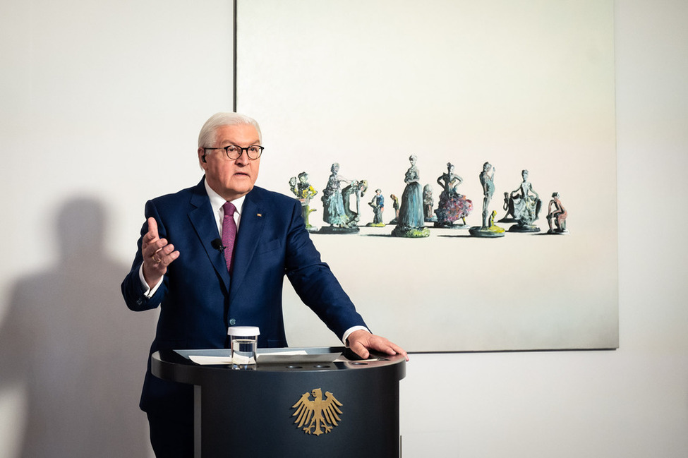 Bundespräsident Frank-Walter Steinmeier hält eine Ansprache anlässlich der Eröffnung einer neuen Ausstellung in der Galerie von Schloss Bellevue mit dem Titel 'Das Erscheinen eines jeden in der Menge'