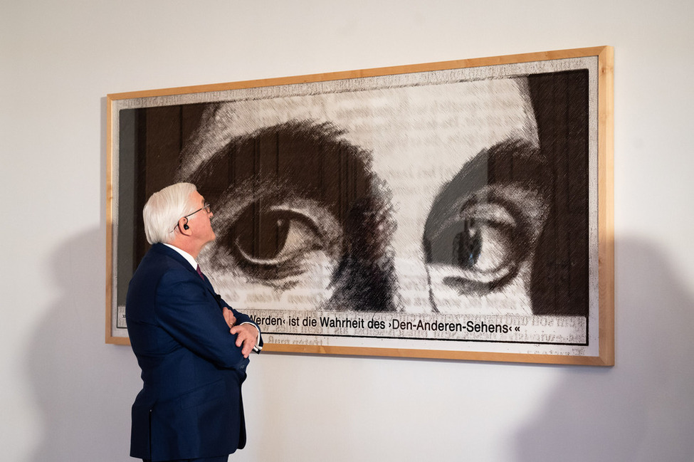 Bundespräsident Frank-Walter Steinmeier beim Rundgang durch die neue Ausstellung in der Galerie von Schloss Bellevue mit dem Titel 'Das Erscheinen eines jeden in der Menge'