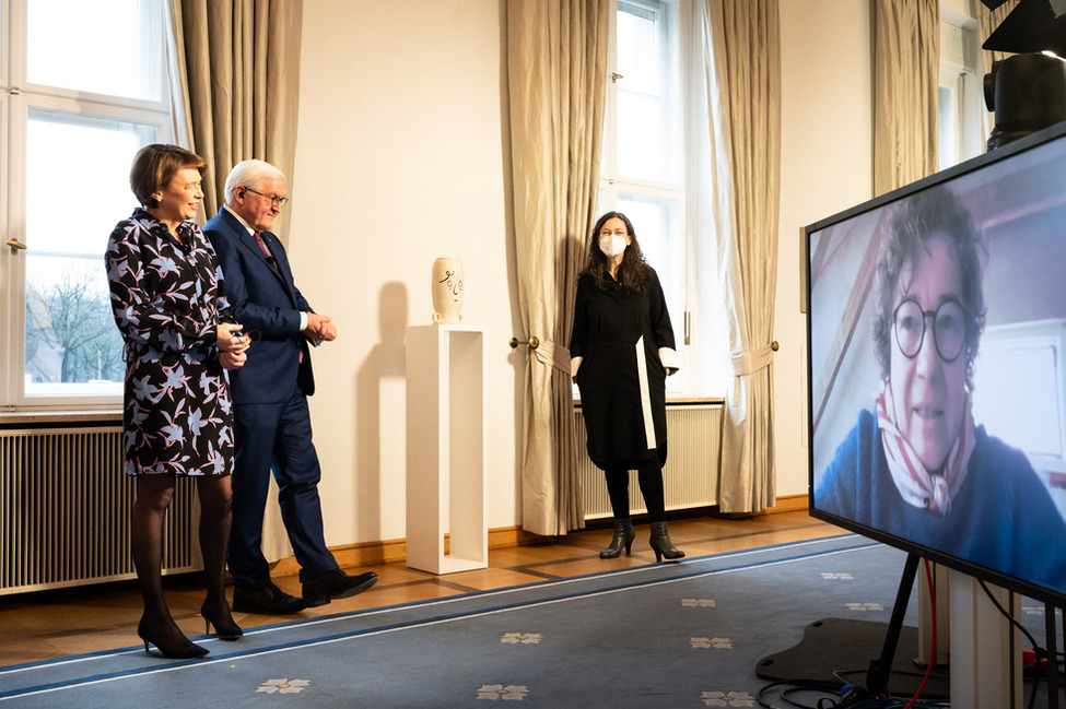 Bundespräsident Frank-Walter Steinmeier und Elke Büdenbender beim Rundgang durch die neue Ausstellung in der Galerie von Schloss Bellevue mit dem Titel 'Das Erscheinen eines jeden in der Menge'