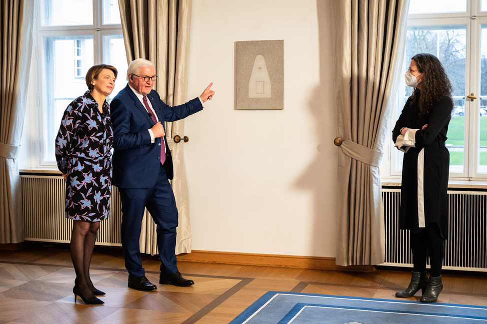 Bundespräsident Frank-Walter Steinmeier und Elke Büdenbender beim Rundgang durch die neue Ausstellung in der Galerie von Schloss Bellevue mit dem Titel 'Das Erscheinen eines jeden in der Menge'