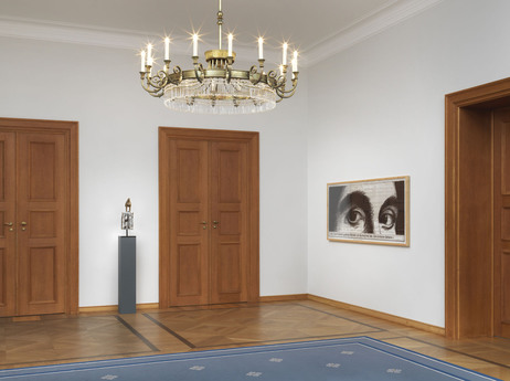 Blick in die neue Ausstellung in der Galerie von Schloss Bellevue mit dem Titel 'Das Erscheinen eines jeden in der Menge', hier Arbeiten von Kader Attia und Astrid Klein