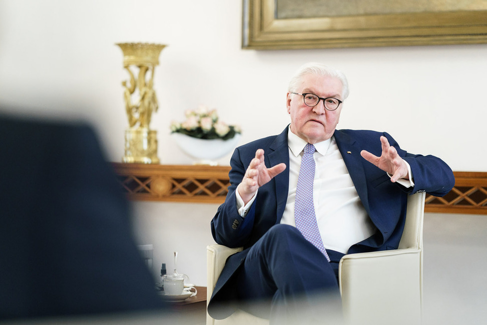 Bundespräsident Frank-Walter Steinmeier im Interview mit Kerstin Münstermann und Moritz Döbler von der Rheinischen Post im Robert-Blum-Saal von Schloss Bellevue