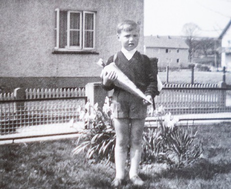 Bundespräsident Frank-Walter Steinmeier bei seiner Einschulung 1962 (© privat) Bundespräsident Frank-Walter Steinmeier bei seiner Einschulung 1962