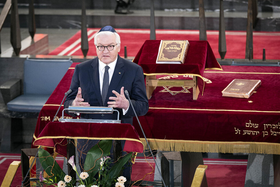 Bundespräsident Frank-Walter Steinmeier hält eine Ansprache beim Festakt zum Auftakt des Festjahres "1700 Jahre jüdisches Leben in Deutschland" in der Synagoge zu Köln 