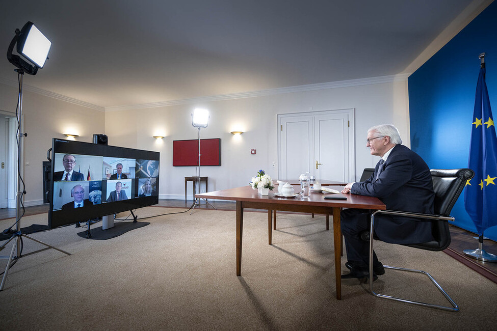 Bundespräsident Frank-Walter Steinmeier im digitalen Gespräch mit der WHO und Experten über die Impfinitiative Covax im Südsalon von Schloss Bellevue 