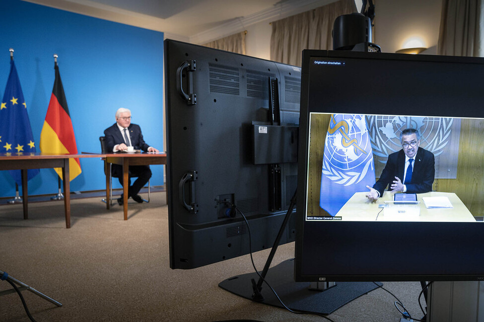 Bundespräsident Frank-Walter Steinmeier im digitalen Austausch mit WHO-Generaldirektor Tedros Adhanom Ghebreyesus im Südsalon von Schloss Bellevue 