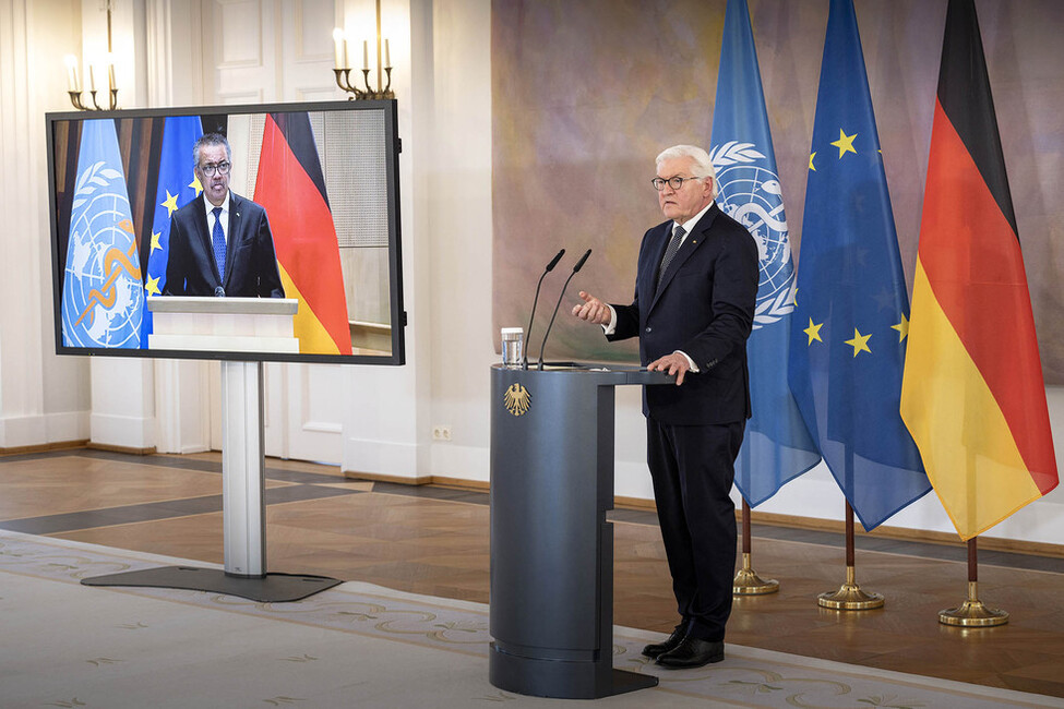 Bundespräsident Frank-Walter Steinmeier bei einer gemeinsamen Pressekonferenz mit WHO-Generaldirektor Tedros Adhanom Ghebreyesus im Großen Saal von Schloss Bellevue 