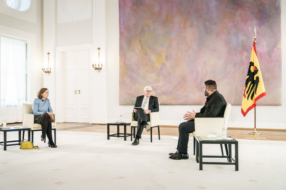 Bundespräsident Frank-Walter Steinmeier im Austausch mit Aslan Mahmood und Kirsten Grieshaber im Großen Saal von Schloss Bellevue anlässlich eines Gesprächs mit Hinterbliebenen, die in der Corona-Pandemie Angehörige verloren haben