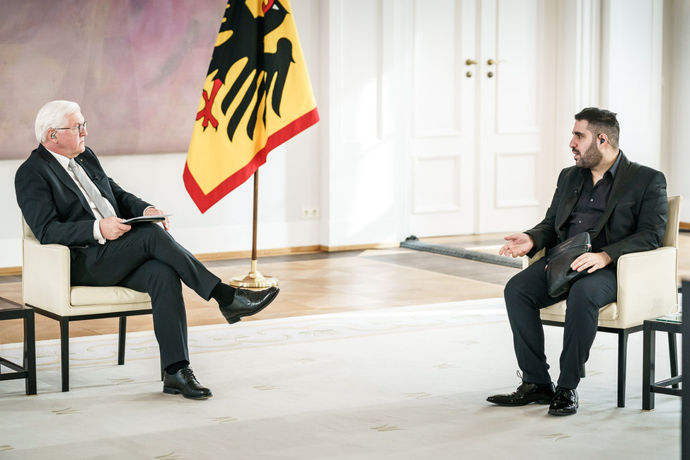 Bundespräsident Frank-Walter Steinmeier im Austausch mit Aslan Mahmood im Großen Saal von Schloss Bellevue anlässlich eines Gesprächs mit Hinterbliebenen, die in der Corona-Pandemie Angehörige verloren haben