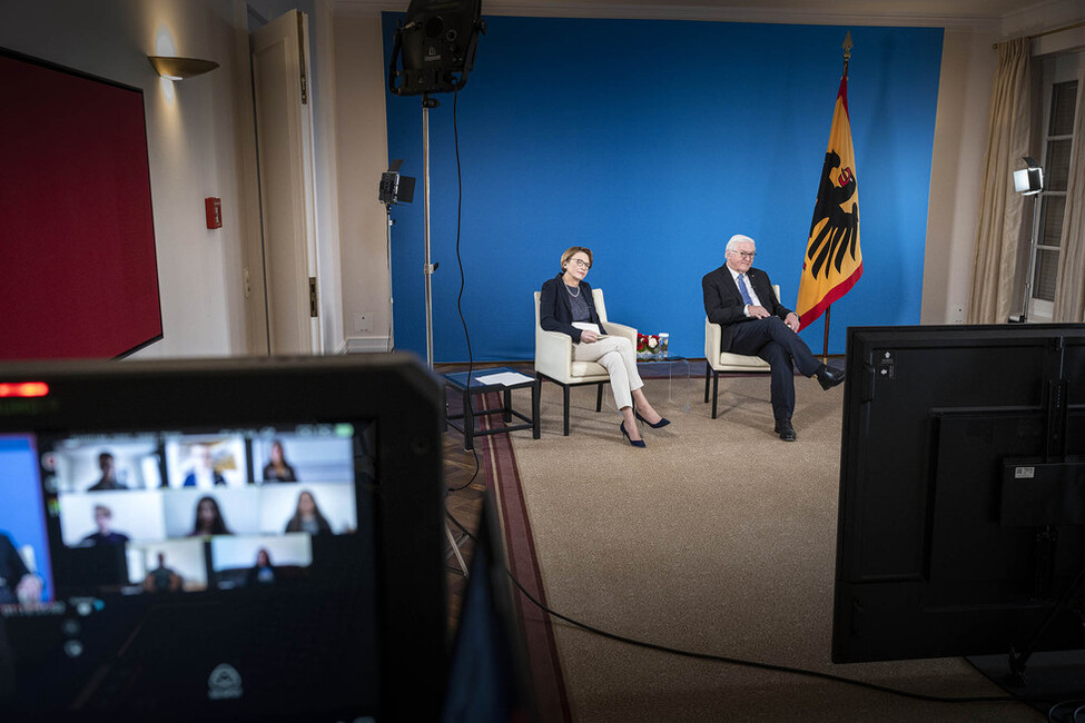 Bundespräsident Frank-Walter Steinmeier und Elke Büdenbender im digitalen Gespräch mit acht jungen ehrenamtlich Engagierten und Auszubildenden über ihre Situation in der Corona-Pandemie