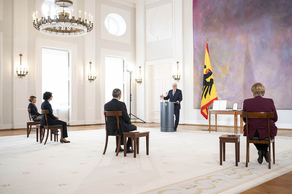 Bundespräsident Frank-Walter Steinmeier hält eine Rede anlässlich der Verleihung des Verdienstordens der Bundesrepublik Deutschland an Özlem Türeci und Uğur Şahin im Großen Saal von Schloss Bellevue