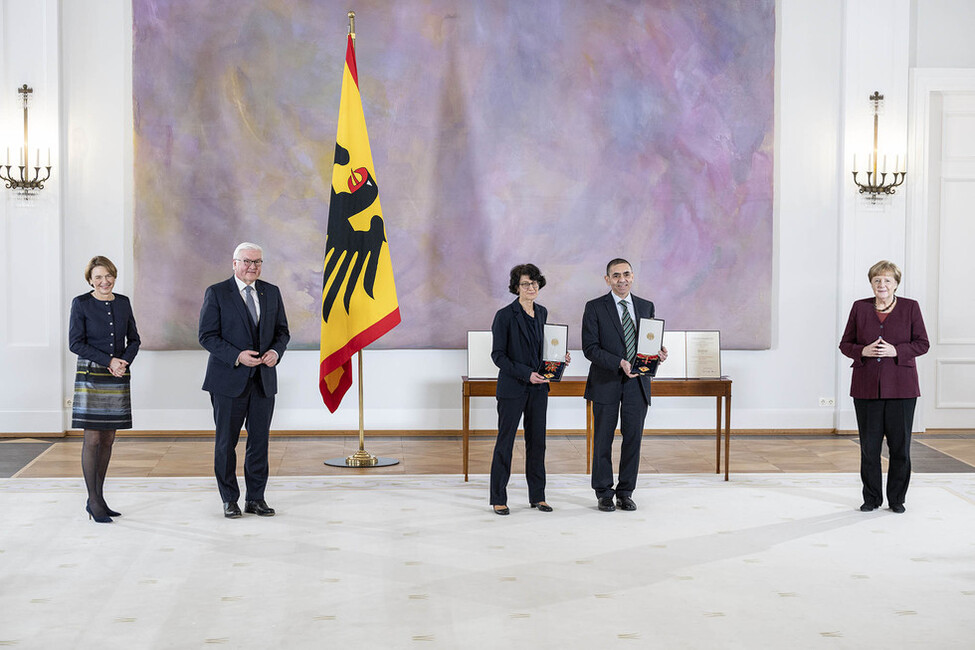 Bundespräsident Frank-Walter Steinmeier mit Elke Büdenebender und BUndeskanzlerin Angela Merkel bei der Verleihung des Verdienstordens der Bundesrepublik Deutschland an Özlem Türeci und Uğur Şahin im Großen Saal von Schloss Bellevue