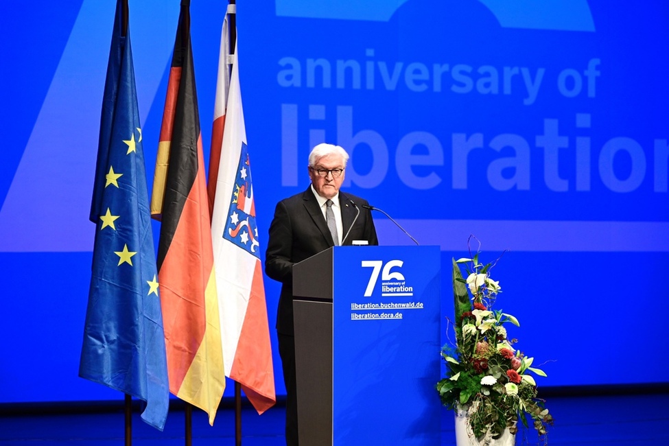 Bundespräsident Frank-Walter Steinmeier hält eine Rede bei einem Gedenkakt zum 76. Jahrestag der Befreiung des KZ Buchenwald im Deutschen Nationaltheater in Weimar
