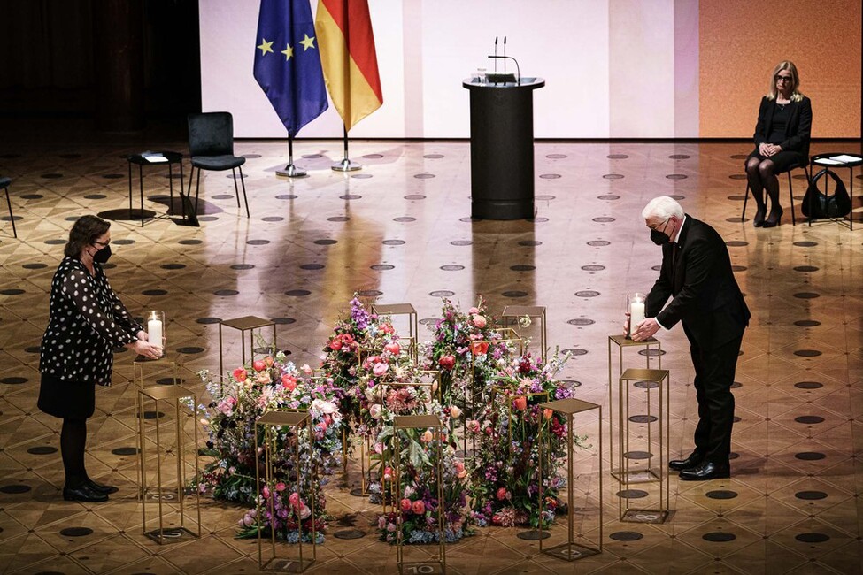 Bundespräsident Frank-Walter Steinmeier stellt zusammen mit Michaela Mengel während der Zentralen Gedenkveranstaltung für die Verstorbenen in der Corona-Pandemie eine Kerze an der Gedenkstelle ab. 