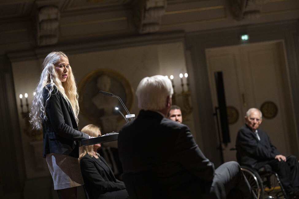 Bundespräsident Frank-Walter Steinmeier und die Spitzen der Verfassungsorgane bei der Ansprache der Hinterbliebenen Finja Wilkens beim Gedenkakt im Konzerthaus Berlin am Gendarmenmarkt. 