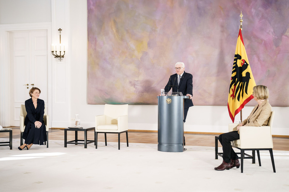 Bundespräsident Frank-Walter Steinmeier hält ein Eingangsstatement im Großen Saal von Schloss Bellevue anlässlich eines Gesprächs per Videoschalte mit Penzberger Schülern und dem Ersten Bürgermeister von Penzberg sowie der Autorin Kirsten Boie 