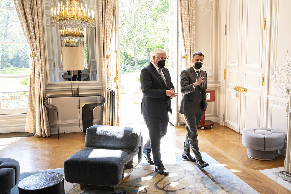 Bundespräsident Frank-Walter Steinmeier im Gespräch mit dem Präsidenten der Französischen Republik Emmanuel Macron im Élysée-Palast in Paris
