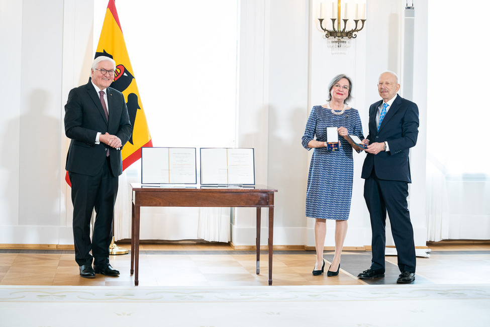 Bundespräsident Frank-Walter Steinmeier verleiht Elisabeth und Rafael Seligmann mit dem Verdienstkreuz am Bande bei der Ordensverleihung unter dem Motto 'Gemeinsam den Frieden stärken'' im Großen Saal von Schloss Bellevue