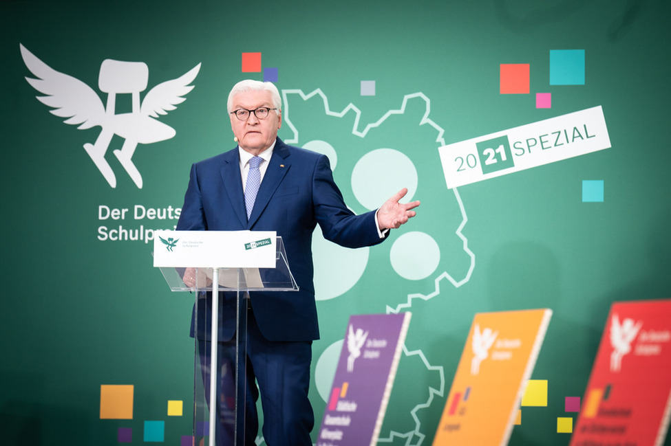 Bundespräsident Frank-Walter Steinmeier hält eine Ansprache auf der rbb Dachlounge während des Livestreams anlässlich der Verleihung des Deutschen Schulpreises 20|21 Spezial in Berlin 