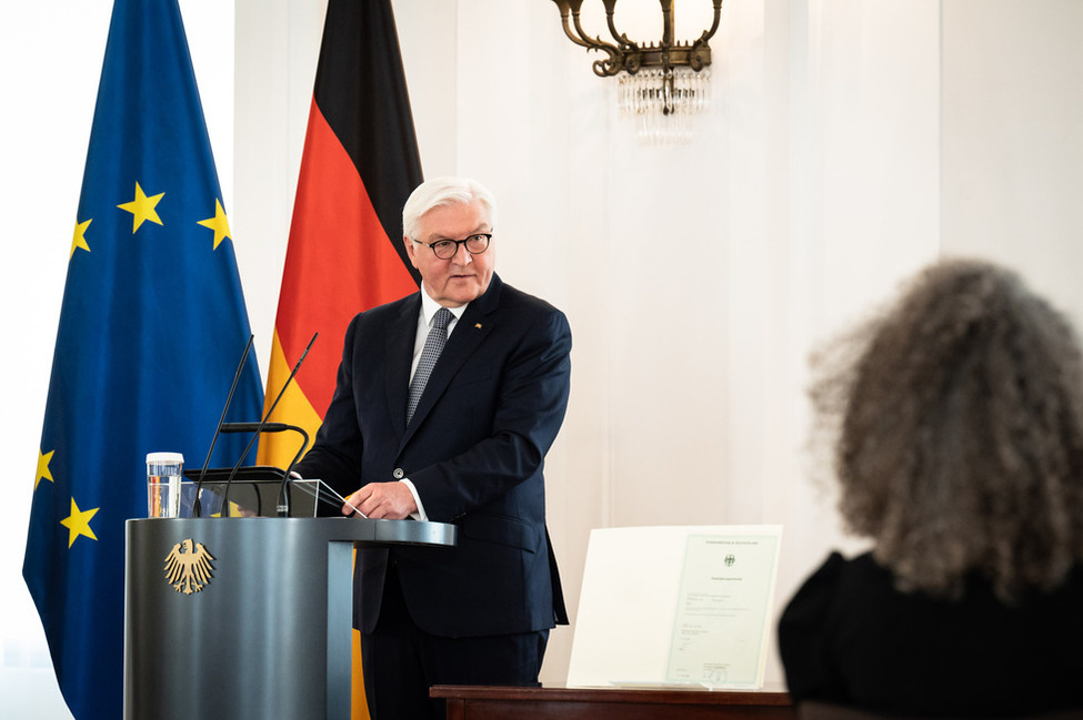 Bundespräsident Frank-Walter Steinmeier hält eine Rede bei einer Einbürgerungsfeier im Großen Saal von Schloss Bellevue 