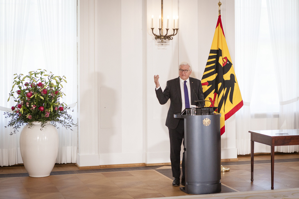 Bundespräsident Frank-Walter Steinmeier hält eine Rede bei der Ordensverleihung unter dem Motto 'Natur – Umwelt – Klimaschutz'' im Großen Saal von Schloss Bellevue