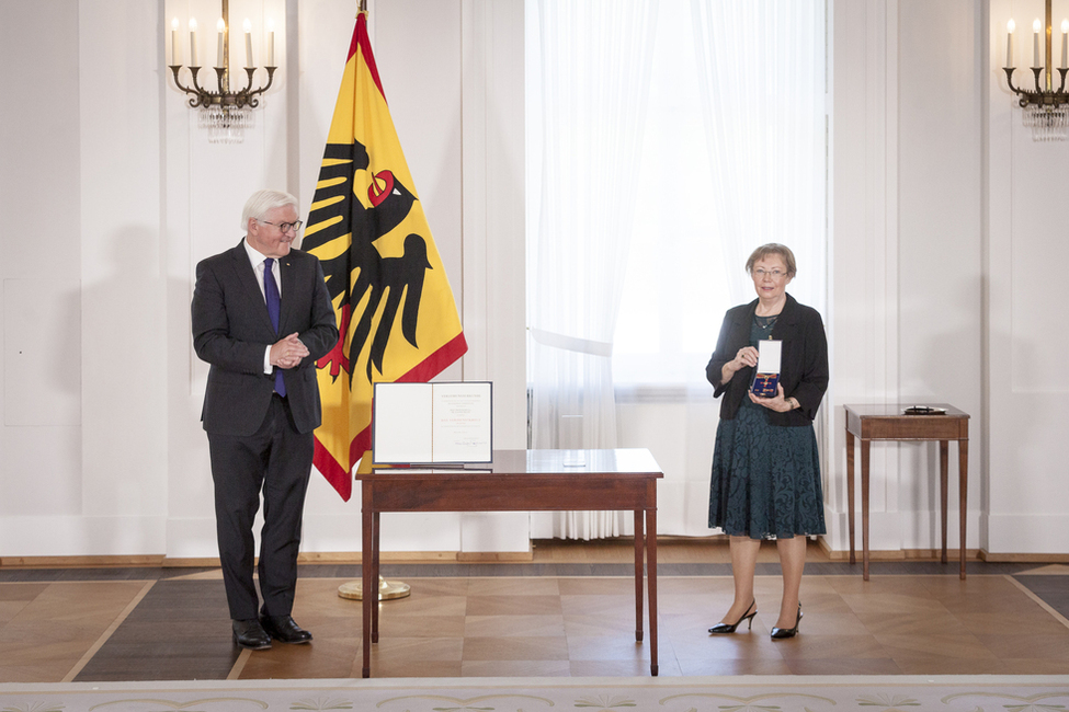 Bundespräsident Frank-Walter Steinmeier verleiht den Verdienstorden der Bundesrepublik Deutschland an Juliane Diller bei der Ordensverleihung unter dem Motto 'Natur – Umwelt – Klimaschutz'' im Großen Saal von Schloss Bellevue