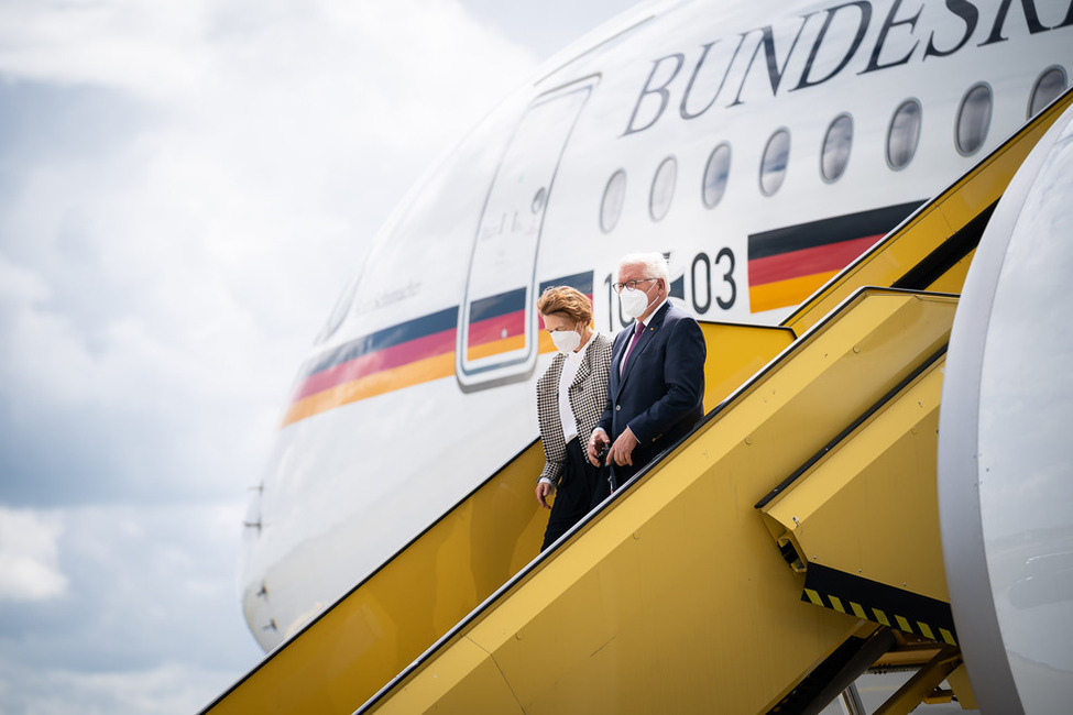Bundespräsident Frank-Walter Steinmeier und Elke Büdenbender bei der Ankunft am Flughafen Billund anlässlich einer Reise nach Dänemark 
