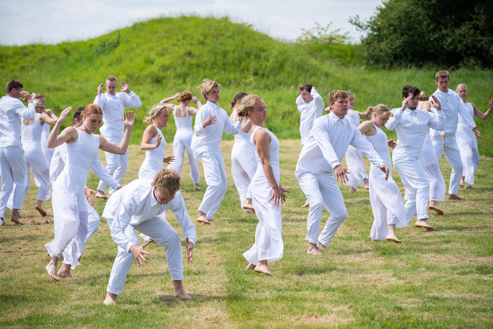 Tänzerinnen und Tänzer bei der Zeremonie zum 100-jährigen Jubiläum der friedlichen dänisch-deutschen Grenzziehung an den Düppeler Schanzen in Dänemark 