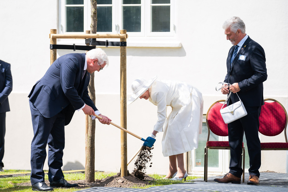 Bundespräsident Frank-Walter Steinmeier bei einer gemeinsamen Baumpflanzung mit Königin Margrethe II. am Deutschen Museum Nordschleswig in Sonderburg anlässlich einer Reise nach Dänemark 