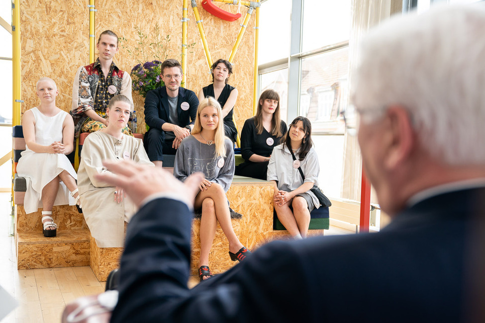 Bundespräsident Frank-Walter Steinmeier beim Gespräch mit Studierenden und Lehrenden zu nachhaltigem Design in der Designskolen in Kolding anlässlich einer Reise nach Dänemark 